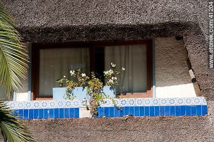 Marco de ventana con azulejos, quinchado - Punta del Este y balnearios cercanos - URUGUAY. Foto No. 41204
