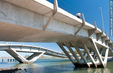 Undulating bridge over the creek Maldonado - Punta del Este and its near resorts - URUGUAY. Foto No. 41358