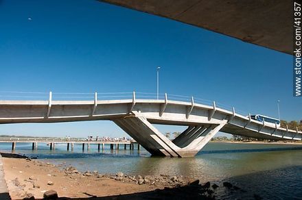Undulating bridge over the creek Maldonado - Punta del Este and its near resorts - URUGUAY. Foto No. 41357