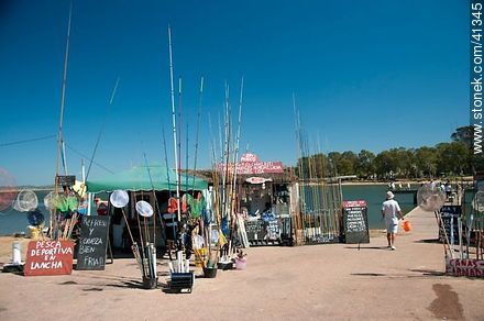 Puestos de venta y alquiler de artículos de pesca. Pescador. - Punta del Este y balnearios cercanos - URUGUAY. Foto No. 41345