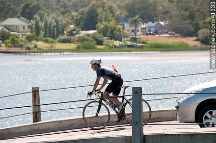Cyclist on the bridge over Maldonado creek - Punta del Este and its near resorts - URUGUAY. Foto No. 41333
