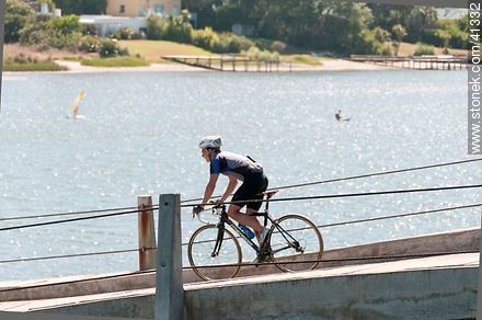 Ciclista en el puente sobre el arroyo Maldonado - Punta del Este y balnearios cercanos - URUGUAY. Foto No. 41332