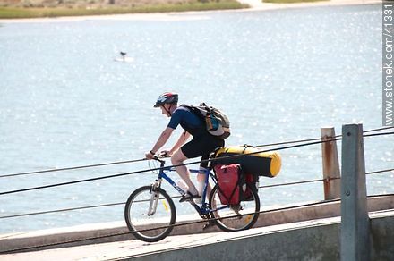 Ciclista en el puente sobre el arroyo Maldonado - Punta del Este y balnearios cercanos - URUGUAY. Foto No. 41331