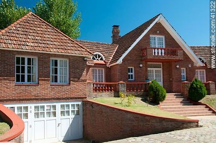 Residencia del barrio Beverly Hills. Calle Los Talas. - Punta del Este y balnearios cercanos - URUGUAY. Foto No. 41322