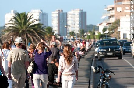 Tourists on boardwalk - Punta del Este and its near resorts - URUGUAY. Foto No. 41452