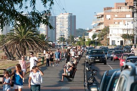 Tourists on boardwalk - Punta del Este and its near resorts - URUGUAY. Foto No. 41448