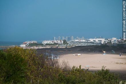 Playa Bikini y torres de la Península de Punta del Este - Punta del Este y balnearios cercanos - URUGUAY. Foto No. 41429
