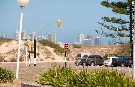 Semáforos en la Parada 17 de Playa Mansa - Punta del Este y balnearios cercanos - URUGUAY. Foto No. 41398