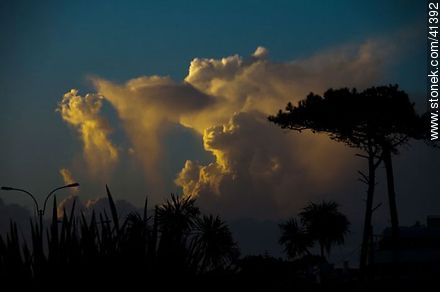 Sunset clouds - Punta del Este and its near resorts - URUGUAY. Photo #41392