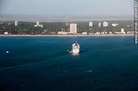 Cruiser and Tower Le Jardin. - Punta del Este and its near resorts - URUGUAY. Photo #41637