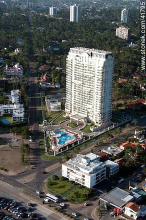 Le Jardin tower.  Acuña de Figueroa Ave. - Punta del Este and its near resorts - URUGUAY. Photo #41795
