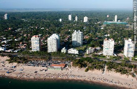 Parada 6 Mansa. Calle Pascual Gattas. - Punta del Este y balnearios cercanos - URUGUAY. Foto No. 41773