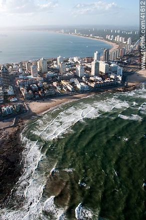 Playa El Emir y al fondo, la bahía de Playa Mansa - Punta del Este y balnearios cercanos - URUGUAY. Foto No. 41612