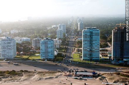 Playa Brava. Avenida Roosevelt. Parada 8 Brava. - Punta del Este y balnearios cercanos - URUGUAY. Foto No. 41575