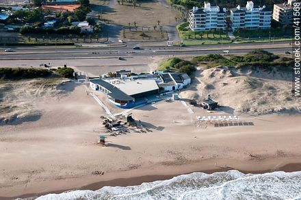 Brava beach. Parador Ocean Palace. Promenade Lorenzo Batlle Pacheco. - Punta del Este and its near resorts - URUGUAY. Foto No. 41568