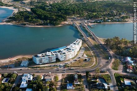Puentes ondulantes de La Barra sobre el arroyo Maldonado. Edificio Delamar. - Punta del Este y balnearios cercanos - URUGUAY. Foto No. 41511