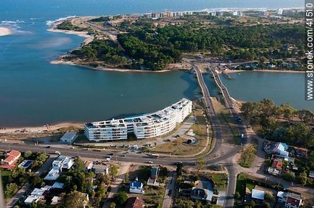 Puentes ondulantes de La Barra sobre el arroyo Maldonado. Edificio Delamar. - Punta del Este y balnearios cercanos - URUGUAY. Foto No. 41510