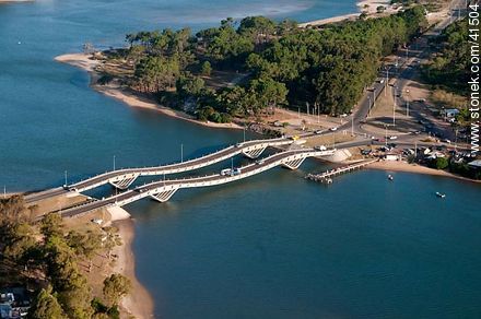 Puentes ondulantes de La Barra sobre el arroyo Maldonado. Playa El Placer con marea alta. - Punta del Este y balnearios cercanos - URUGUAY. Foto No. 41504