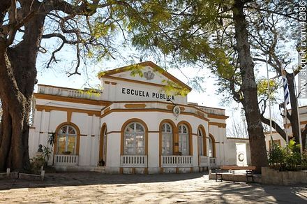 Escuela Pública en la calle Rivadavia - Departamento de Colonia - URUGUAY. Foto No. 42086