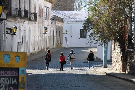 Jóvenes caminando por las calles de Colonia. Calle De Santa Rita. - Departamento de Colonia - URUGUAY. Foto No. 42078