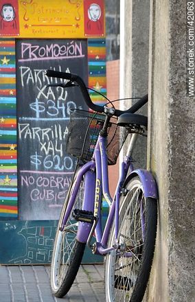 Bicicleta y promoción para almorzar - Departamento de Colonia - URUGUAY. Foto No. 42063