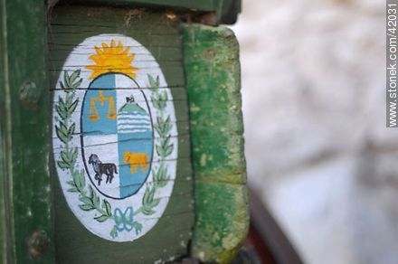 Escudo uruguayo en carreta - Departamento de Colonia - URUGUAY. Foto No. 42031