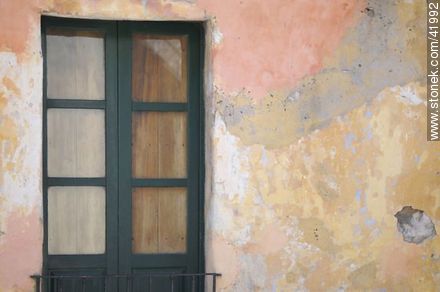 Ventana con pared de varias pinturas. - Departamento de Colonia - URUGUAY. Foto No. 41992