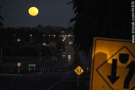 Luna llena en Ruta 1. Doble vía. - Departamento de Colonia - URUGUAY. Foto No. 41874