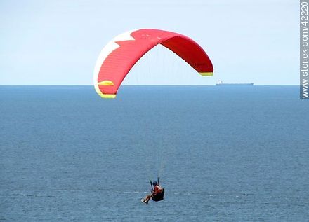 Paragliding in Punta Ballena - Punta del Este and its near resorts - URUGUAY. Foto No. 42220