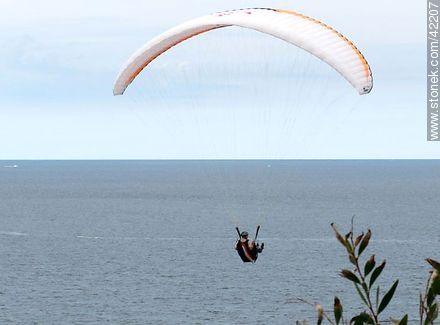 Paragliding in Punta Ballena - Punta del Este and its near resorts - URUGUAY. Foto No. 42207