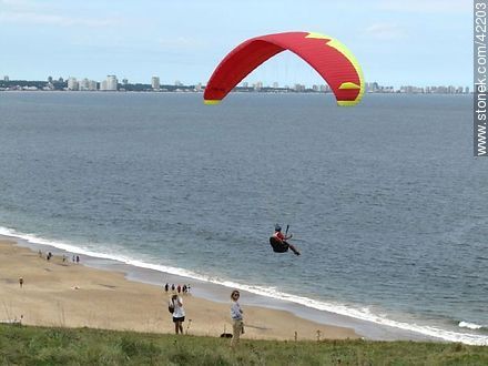 Paragliding in Punta Ballena - Punta del Este and its near resorts - URUGUAY. Foto No. 42203