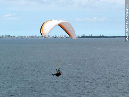 Paragliding in Punta Ballena - Punta del Este and its near resorts - URUGUAY. Foto No. 42200