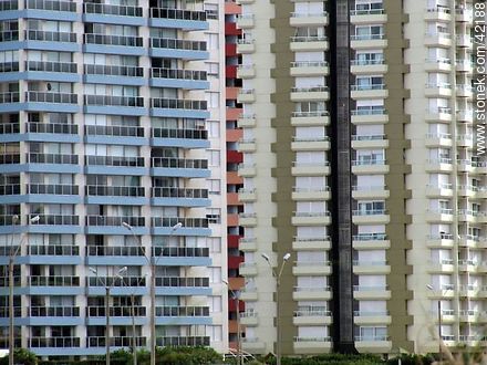 Edificios de apartamentos sobre playa Brava - Punta del Este y balnearios cercanos - URUGUAY. Foto No. 42188