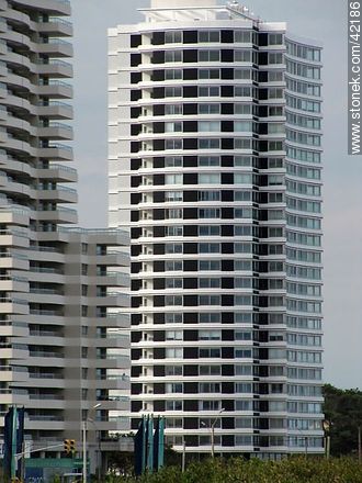Edificios de apartamentos sobre playa Brava. Le Parc. - Punta del Este y balnearios cercanos - URUGUAY. Foto No. 42186