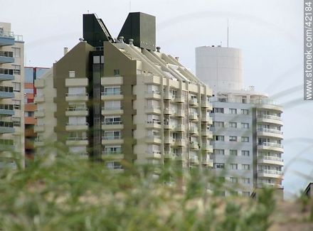 Edificios de apartamentos sobre playa Brava - Punta del Este y balnearios cercanos - URUGUAY. Foto No. 42184