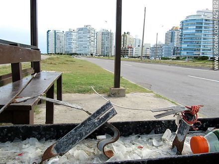 Restos de actos vandálicos - Punta del Este y balnearios cercanos - URUGUAY. Foto No. 42182