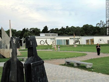 Fundación Pablo Atchugarry. Exposición al aire libre. - Punta del Este y balnearios cercanos - URUGUAY. Foto No. 42143