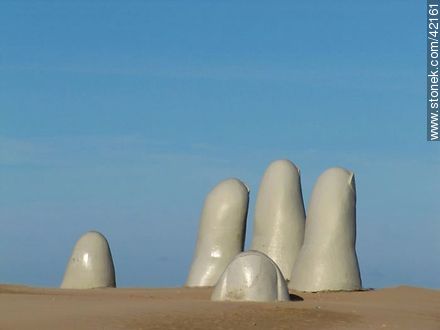 Dedos on a sky blue background - Punta del Este and its near resorts - URUGUAY. Foto No. 42161