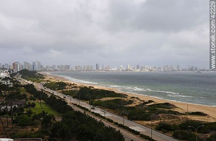 Playa Mansa en un día tormentoso - Punta del Este y balnearios cercanos - URUGUAY. Foto No. 42229