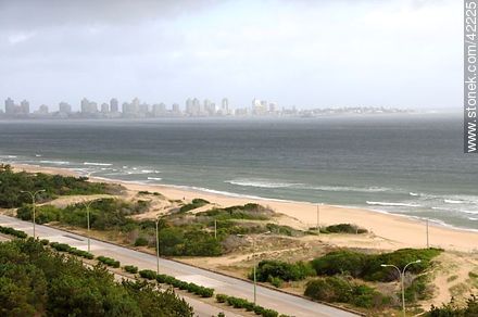 Playa Mansa en un día tormentoso - Punta del Este y balnearios cercanos - URUGUAY. Foto No. 42225
