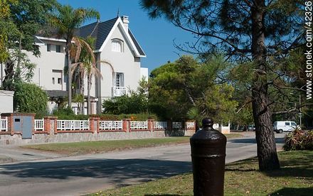 Residence at quarter Carrasco - Department of Montevideo - URUGUAY. Foto No. 42326