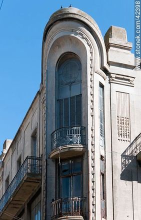 Antiguo edificio de la Ciudad Vieja en la calle 25 de Mayo y Juan Carlos Gómez - Departamento de Montevideo - URUGUAY. Foto No. 42398