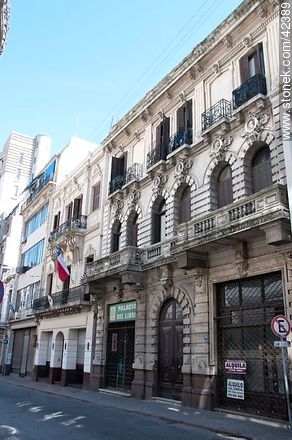 Antiguo edificio de la Ciudad Vieja en la calle 25 de Mayo - Departamento de Montevideo - URUGUAY. Foto No. 42389