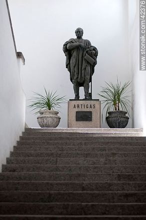 Estatua de Artigas en el Cabildo de Montevideo - Departamento de Montevideo - URUGUAY. Foto No. 42376