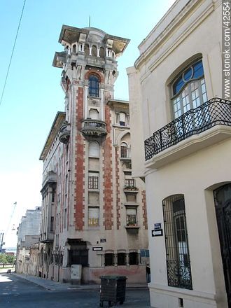 Esquina de Cerrito y Bartolomé Mitre - Departamento de Montevideo - URUGUAY. Foto No. 42554
