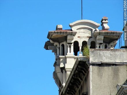 Mirador en la esquina de Cerrito y Bartolomé Mitre - Departamento de Montevideo - URUGUAY. Foto No. 42566