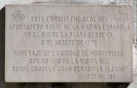 Placa en la sede del apostadero naval español desde 1776. - Departamento de Montevideo - URUGUAY. Foto No. 42460