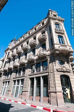 Edificio sede del Banco Interamericano de Desarrollo, ex hotel Colón - Departamento de Montevideo - URUGUAY. Foto No. 42580