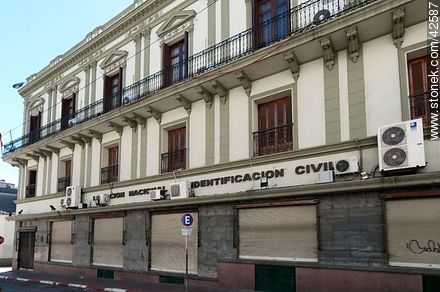 Dirección Nacional de Identificación Civil - Departamento de Montevideo - URUGUAY. Foto No. 42587