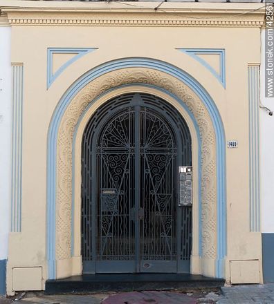 Entrada a edificio - Departamento de Montevideo - URUGUAY. Foto No. 42561